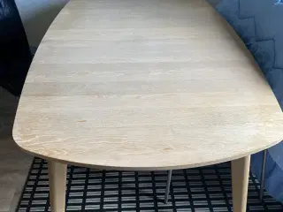 Spisebord med 6 læderstole