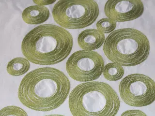 Løber med grønt broderi fra Openmind. 
