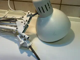Arkitekts lampe i hvid med bordbeslag.