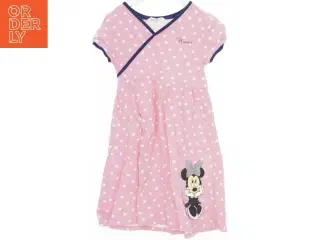 Lyserød børnekjole med polkaprikker og Minnie-motiv fra H&M (str. 122)