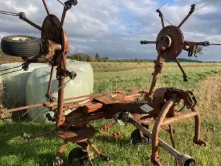 Hø vender Kuhn 5001
