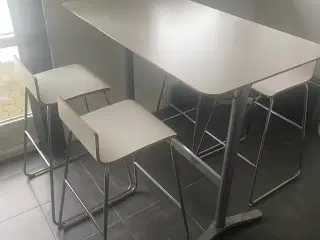 Høj bord med 4 stole