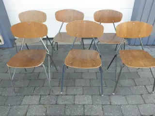 6 teaktræsstole stabelbare.