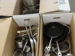 Diverse pander og gryder i forskellige størrelser