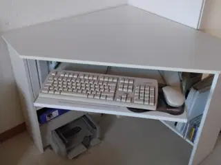 Hjørneskrivebord / hylde til tastatur - halv pris