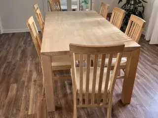 Træ spisebord og stole