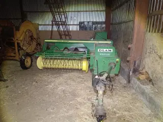 John Deere 346 presser