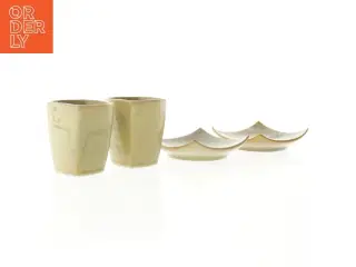 Keramik krus og underkopper (str. Kop, 8,5 x 7 cm tallerken 11,5 x 11,5 cm)