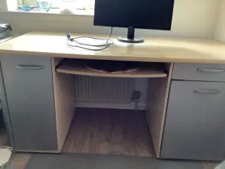 Skrivebord i bøgefiner