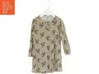 Langærmet kjole med blomsterprint fra Lil atelier (str. 98)