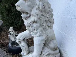 Løve skulptur sælges 