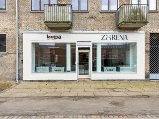 171 m²butik med store facadevinduer