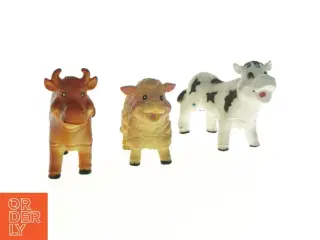 Ko og fårefigurer i plastik (str. 9 x 8 cm)