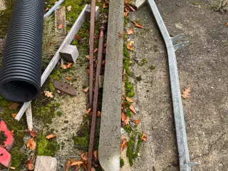 Betonstøtte til flagstang med beslag