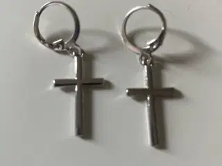 * Søde øreringe med lille kors - i Tibetansk sølv