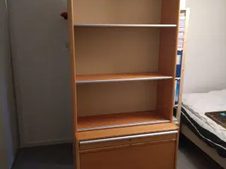 Reol til kontoret