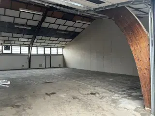 Lager 306 m² med port og højt til loftet i Glostrup
