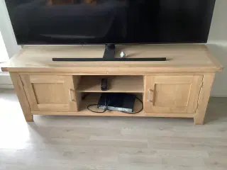 Tv bord i sæbebehandlet eg.
