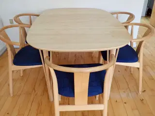 Ellipseformet spisebord i birketræ og 6 stole i eg