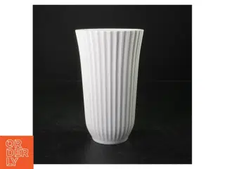 Hvid vase fra Lyngby (str. H 18 cm ø. 11 cm)