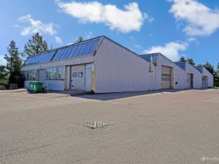Velbeliggende lagerlokaler i et attraktivt erhvervsområde i Ishøj. med gode tilgangsmuligheder.