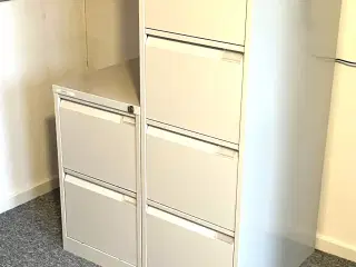 2 arkivskabe som nye, hvide, og med nøgler