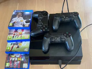 PlayStation 4 inkl 3 controller og FIFA spil