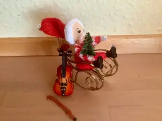 Lille nisse i gyngestol med violin.