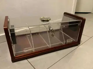 Cigarskab med fugtstyring