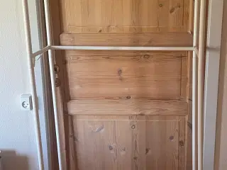 Hvid garderobe møbel 