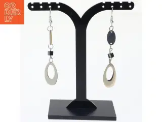 Øreringe med oval vedhæng (str. 7 x 1 cm)