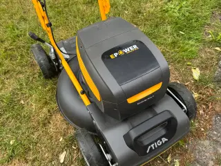 Stiga Batteriplæneklipper med selvtræk