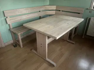 Hjørnebænk med bord 