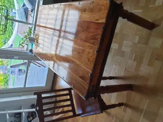 Spisebord+6stole og skænk