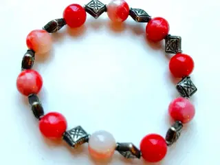 Armbånd med marmorerede perler og metal romber