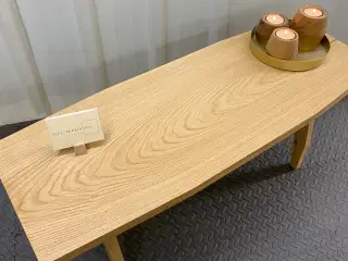Éntre møbel i egetræ 