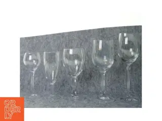 Blandede vinglas (str. 20 x 5 cm 19 x 6 cm 16 x 7 cm 15 x 5 cm 15 x 5 cm)