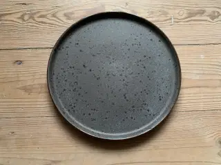 Flot enkel frokosttallerken i mørkegrå toner