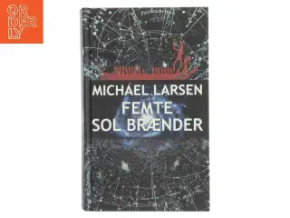 Femte sol brænder : roman af Michael Larsen (f. 1961) (Bog)