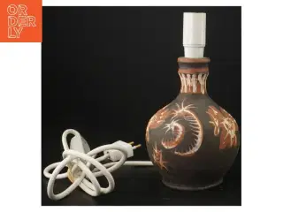Håndkavet Keramik bordlampe (str. H 21 cm)