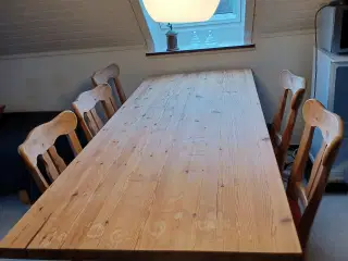 Massivt fyrretræsbord med 6 stole