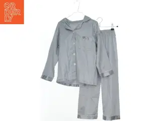 Pyjamas i satin (str. 152)