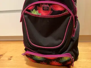 Skoletaske i sort og lyserød.