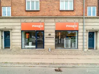 SÆLGES: Gennemlyst og præsentabel erhvervsandel med markant facade – tæt ved Ryparken Station