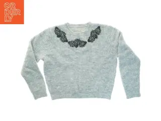 Grå striktrøje med blomsterbroderi (str. 45 x, 50 cm ærme 39 cm)