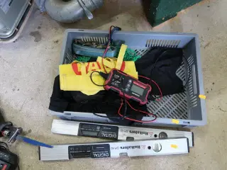 Lader INFERNO LCD360 samt 2 stk. digitale vaterpas HULTAFORS DM 60