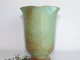Ældre keramik vase med grøn glasur - Signeret