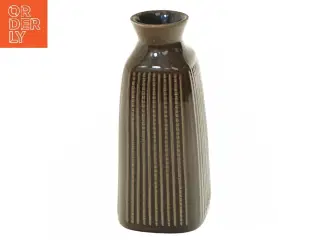 Keramisk vase med rillemønster (str. 17 cm)