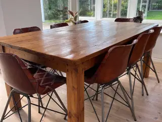 Massivt snedker spisebord i Fyrretræ
