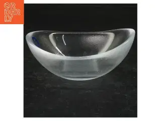 Glasskål fra Royal Copenhagen (str. Størrelsen er ikke angivet, men fadet ser større ud end en almindelig tallerken.)